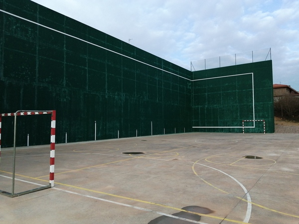 FRONTON JUNTO A LA CASA